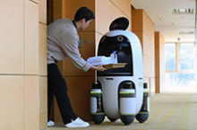 Roomservice met robots van Hyundai in hotel